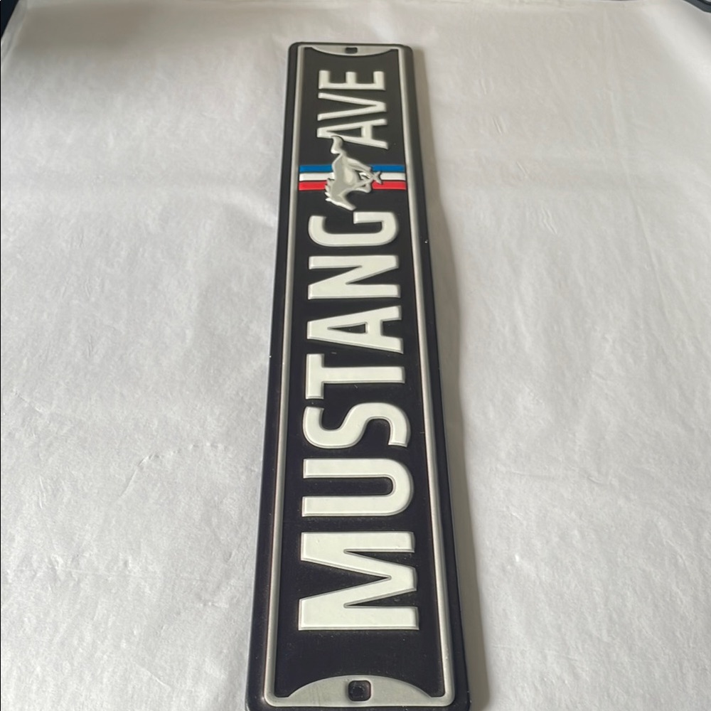 White Mustang‎ Avenue Sign